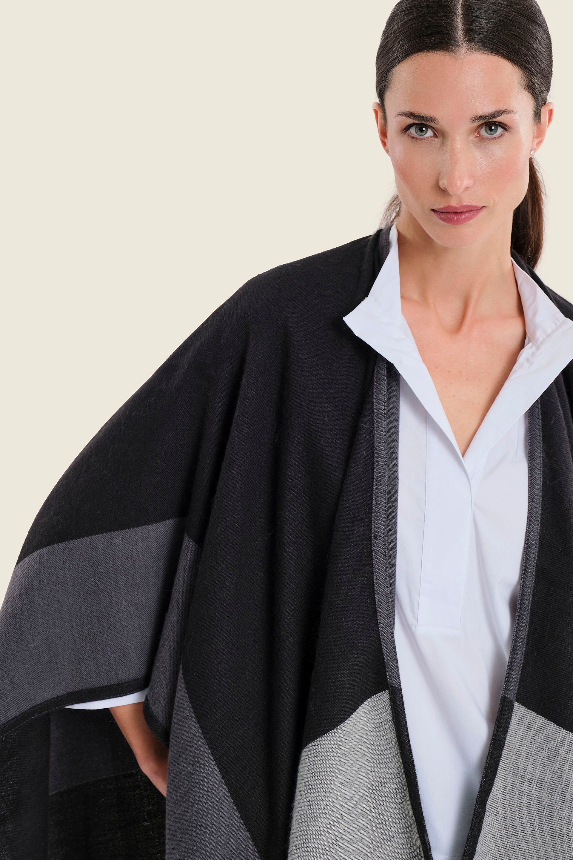Poncho mit Fischgratmuster, Schwarz