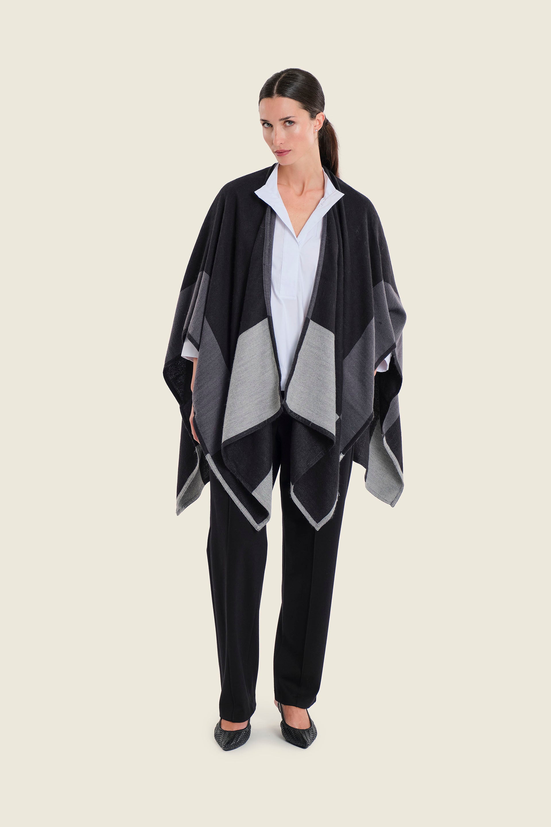 Poncho mit Fischgratmuster, Schwarz