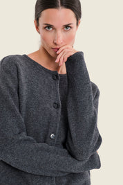 Strickjacke aus reiner Wolle mit Paspeltaschen, Grau meliert