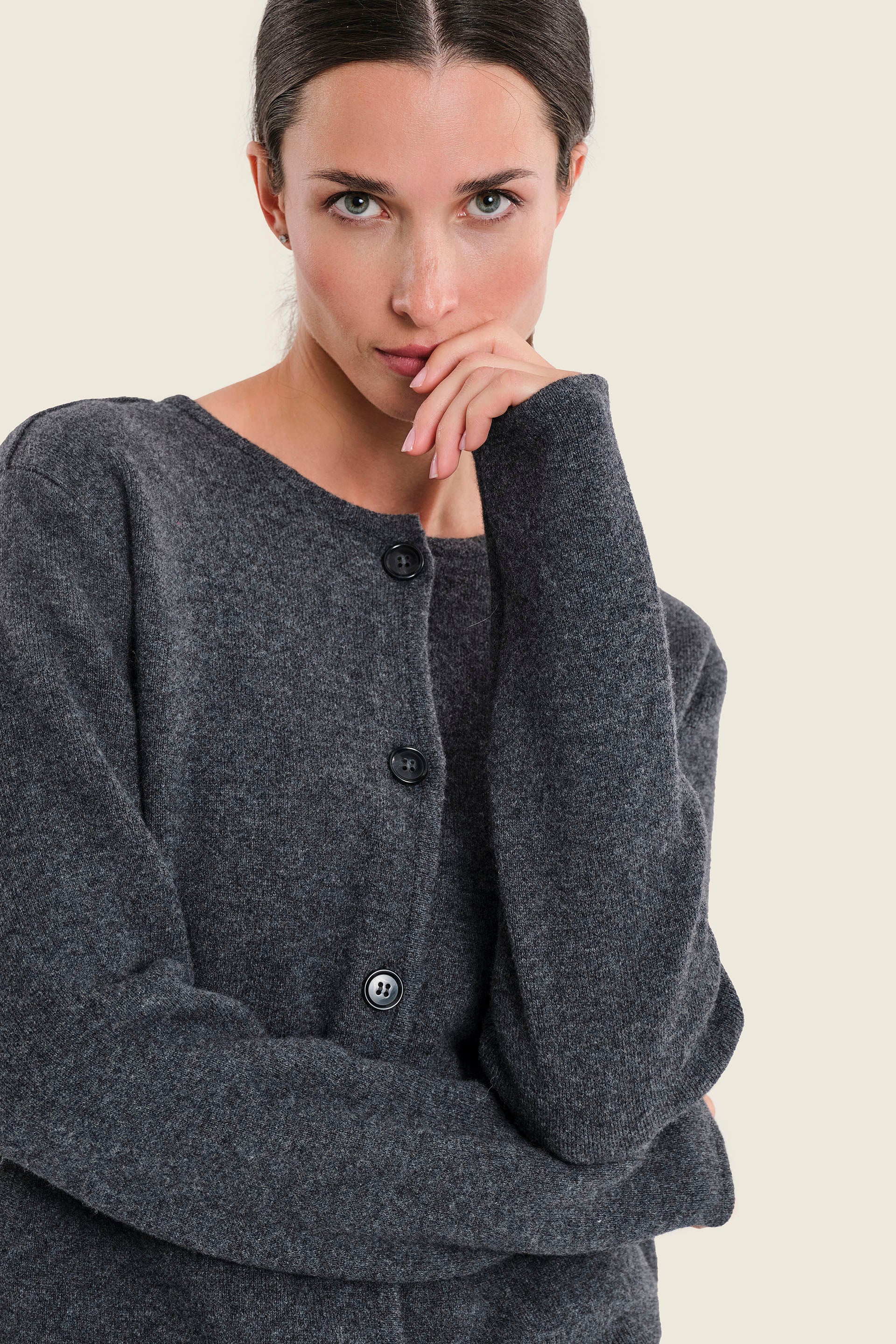 Strickjacke aus reiner Wolle mit Paspeltaschen, Grau meliert