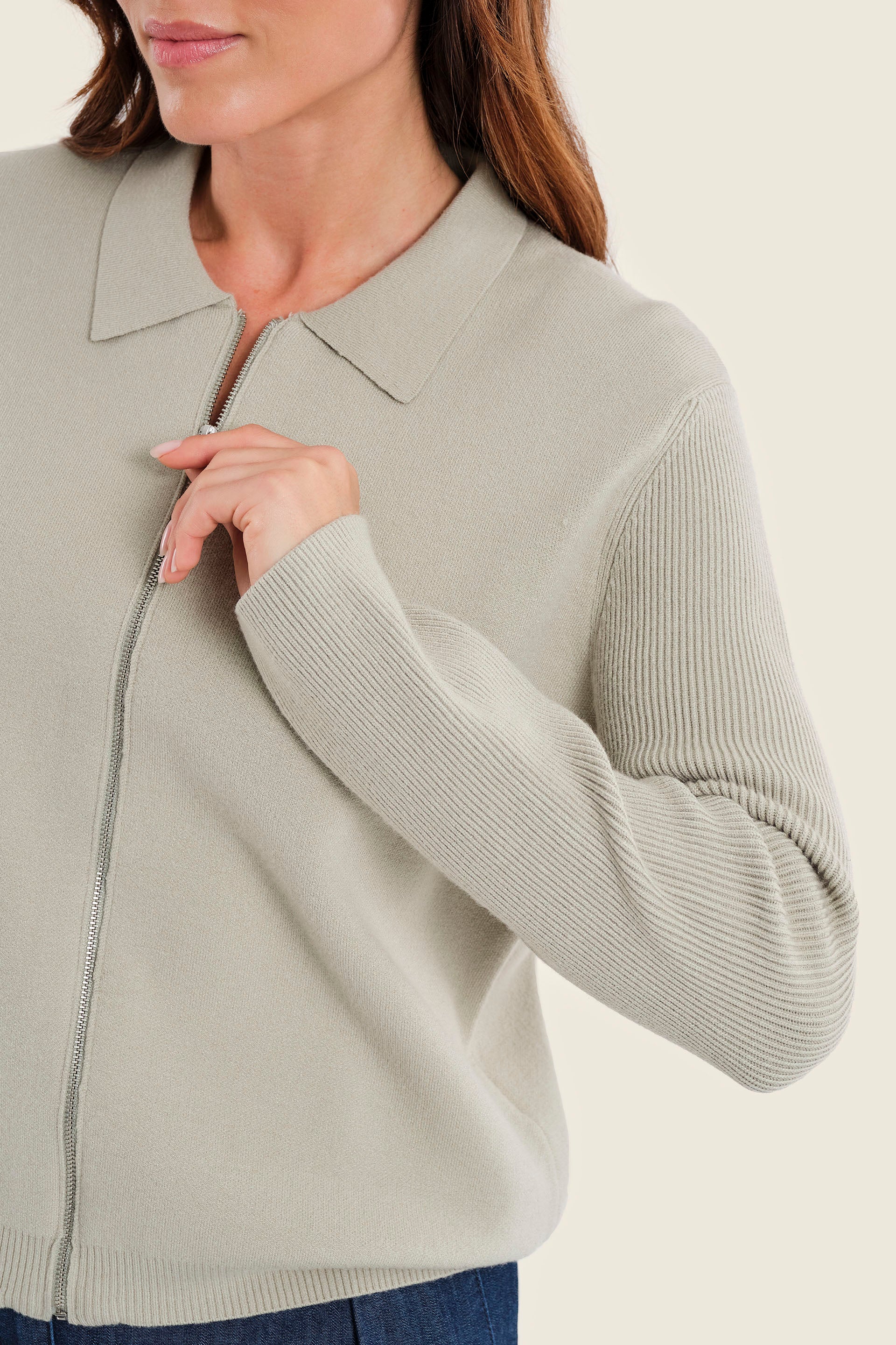 Strickjacke mit Reißverschluss und Kontrastärmeln, Moosgrün