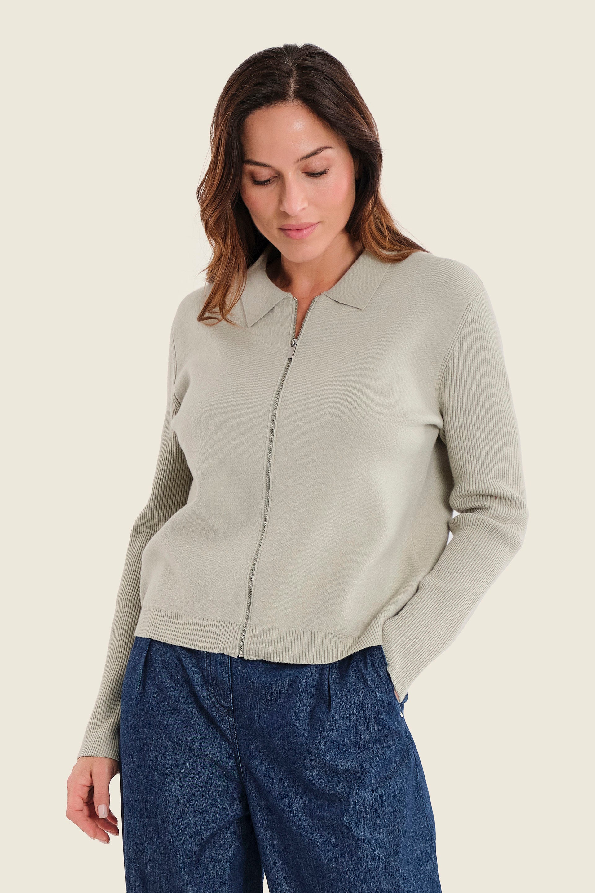 Strickjacke mit Reißverschluss und Kontrastärmeln, Moosgrün