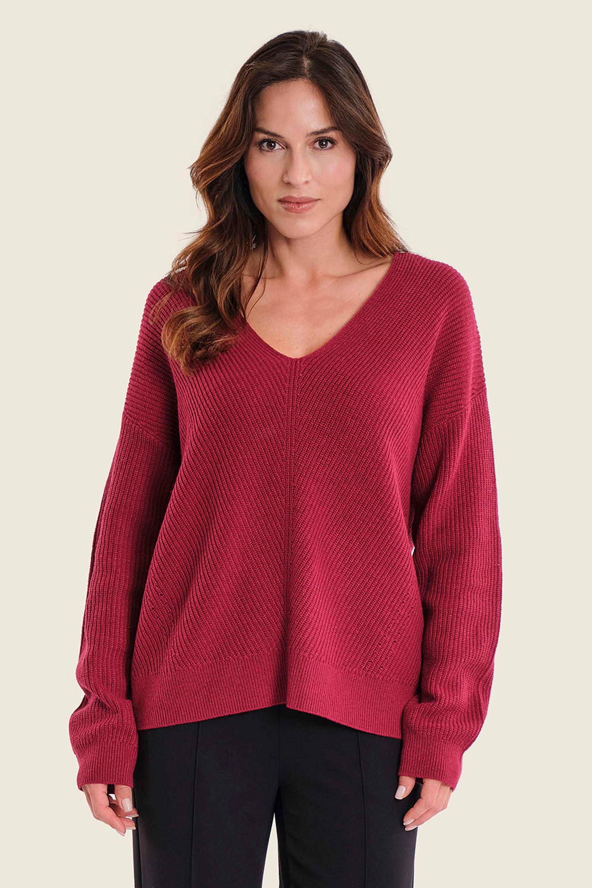 Pullover mit V-Ausschnitt und Rippeinsätzen, Rubinrot