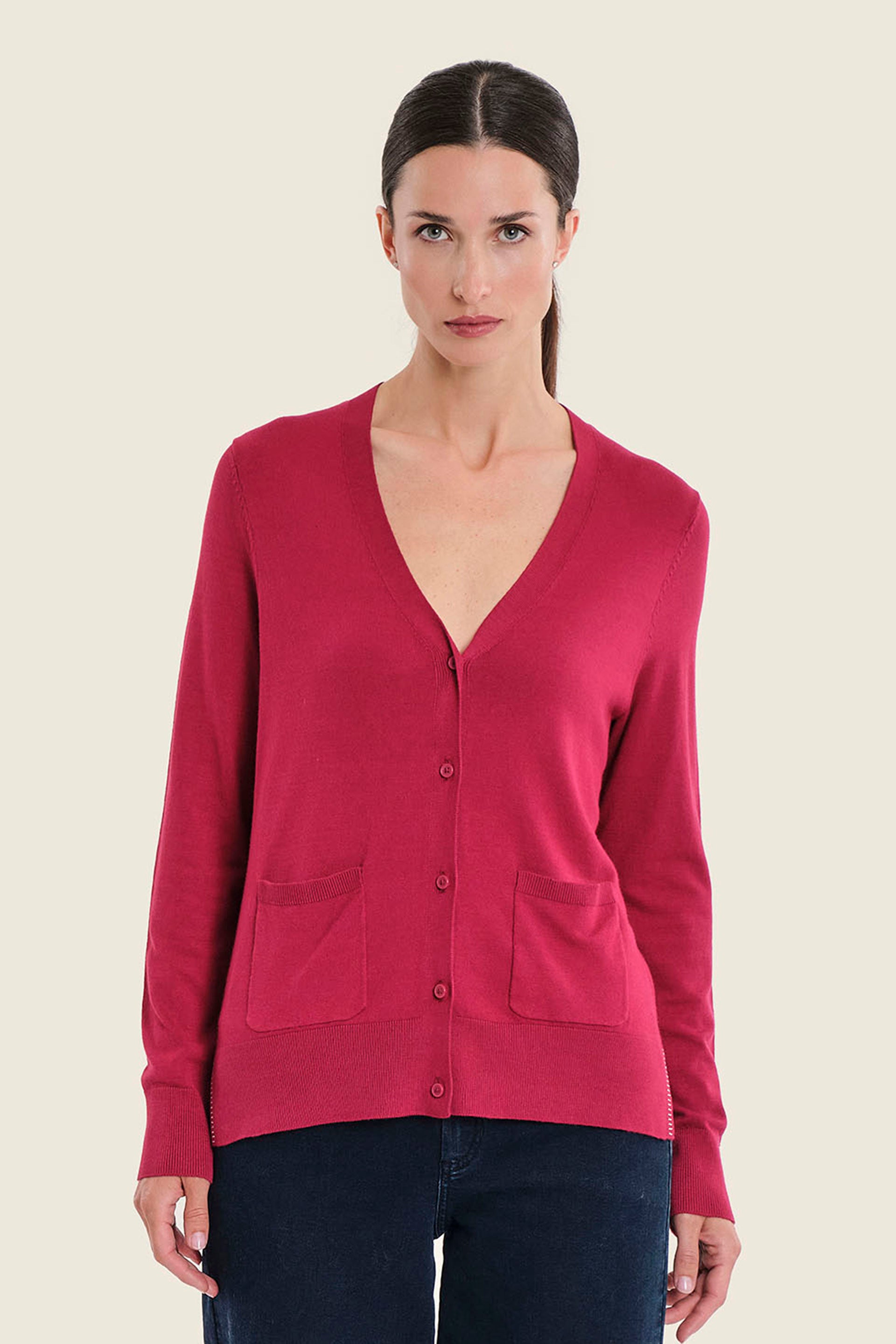 Strickjacke mit V-Ausschnitt und Kontrastbündchen, Rubinrot