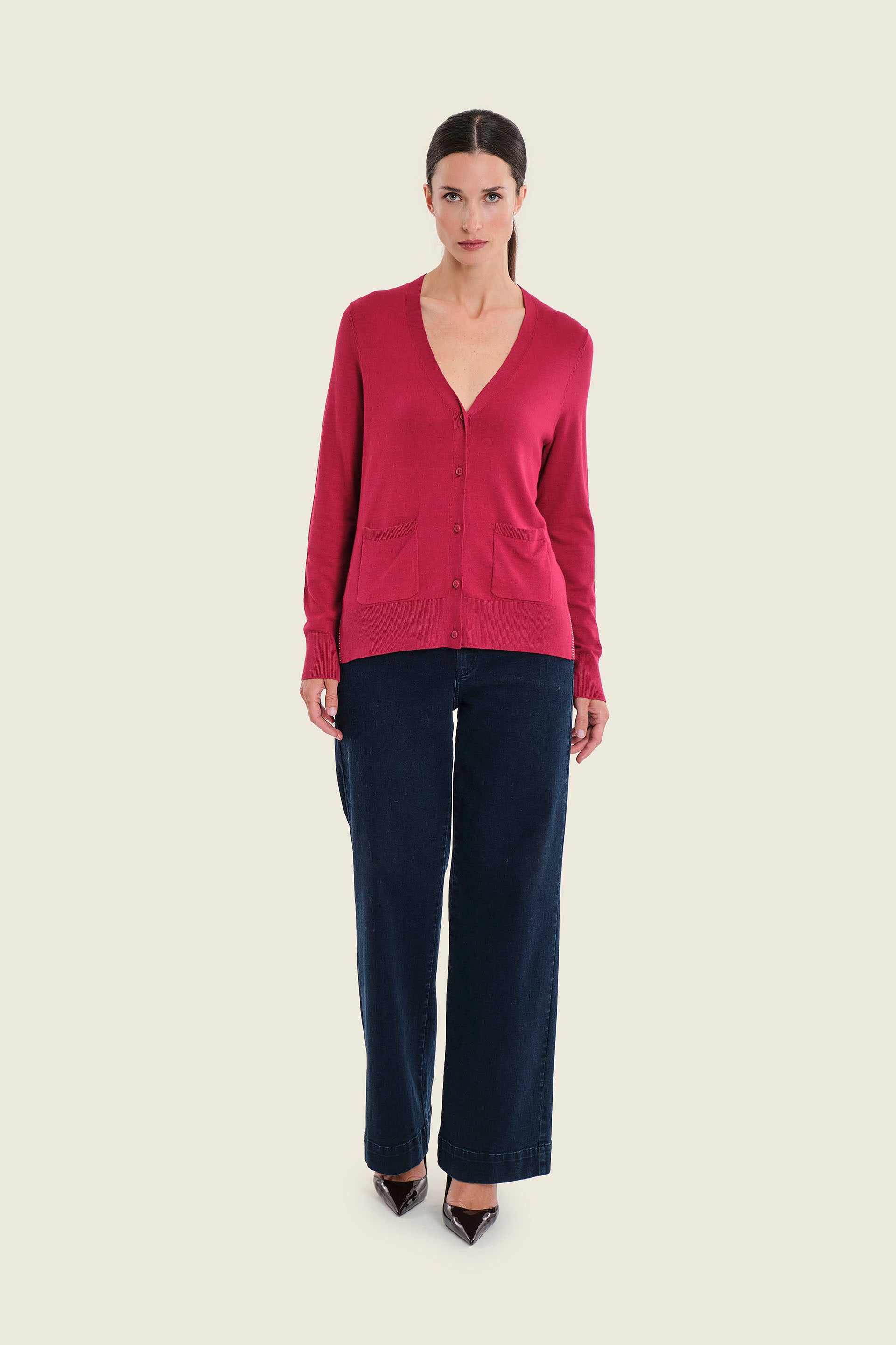 Strickjacke mit V-Ausschnitt und Kontrastbündchen, Rubinrot