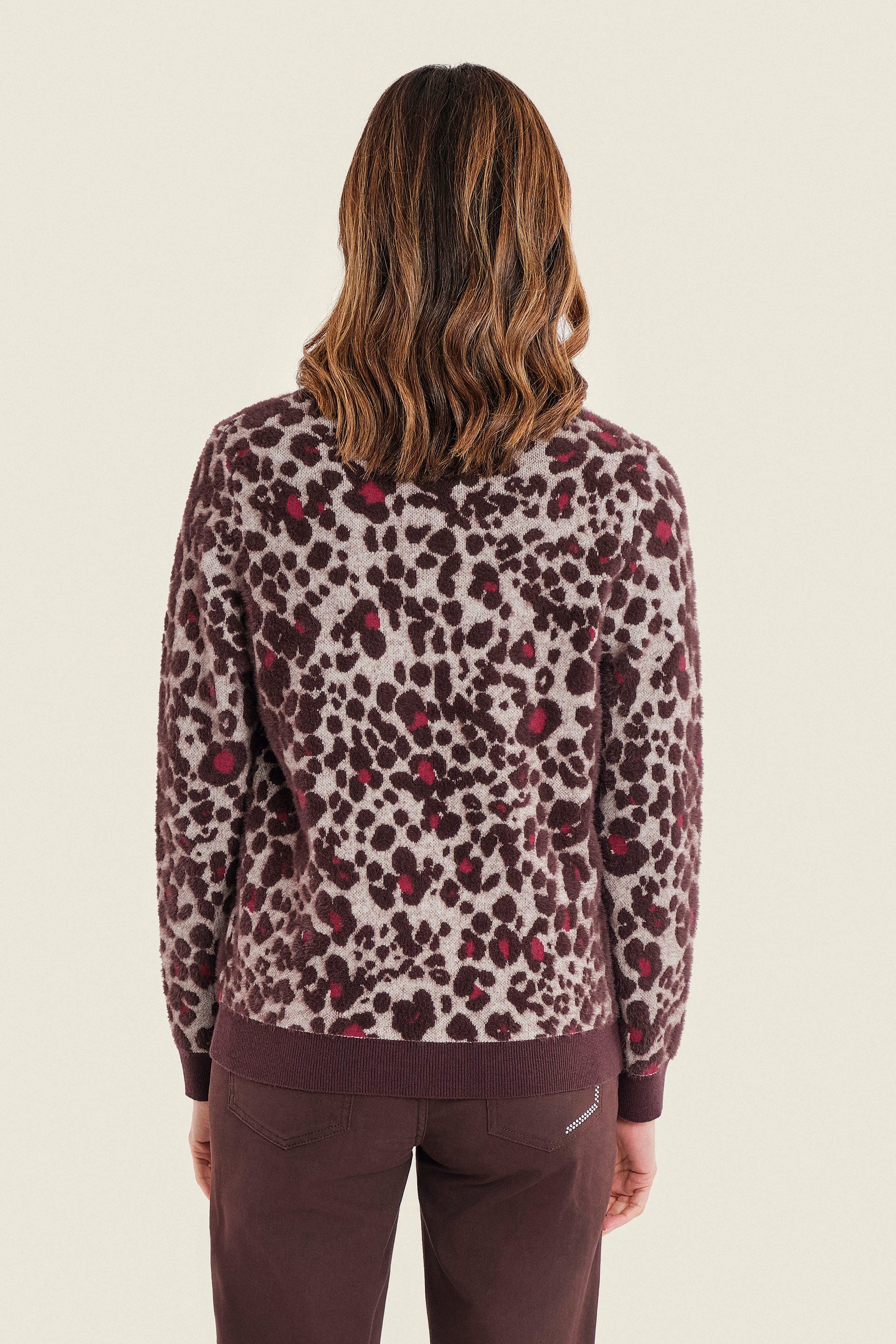 Pullover mit Lagenoptik am V-Ausschnitt, Ecru gemustert