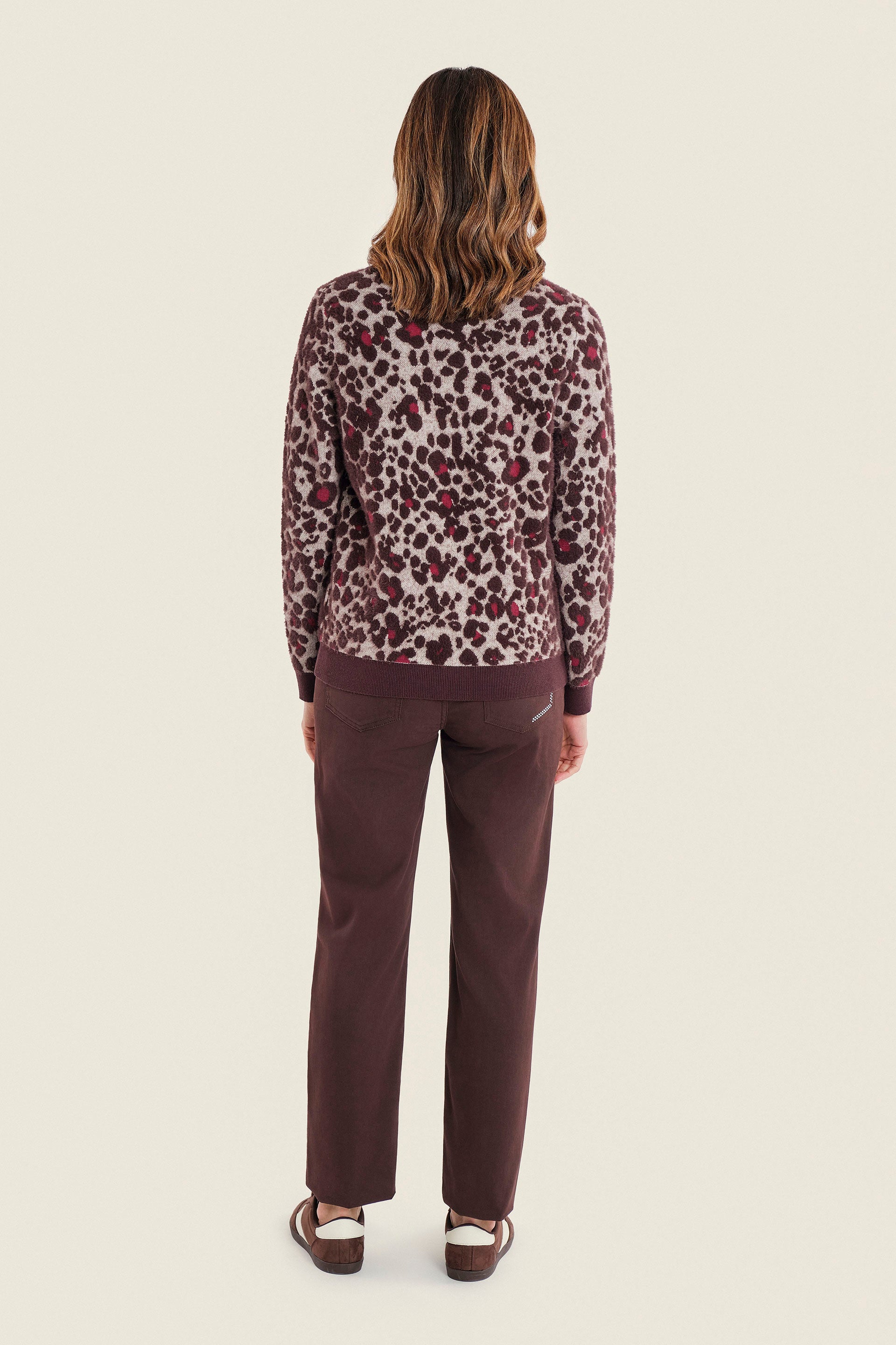 Pullover mit Lagenoptik am V-Ausschnitt, Ecru gemustert