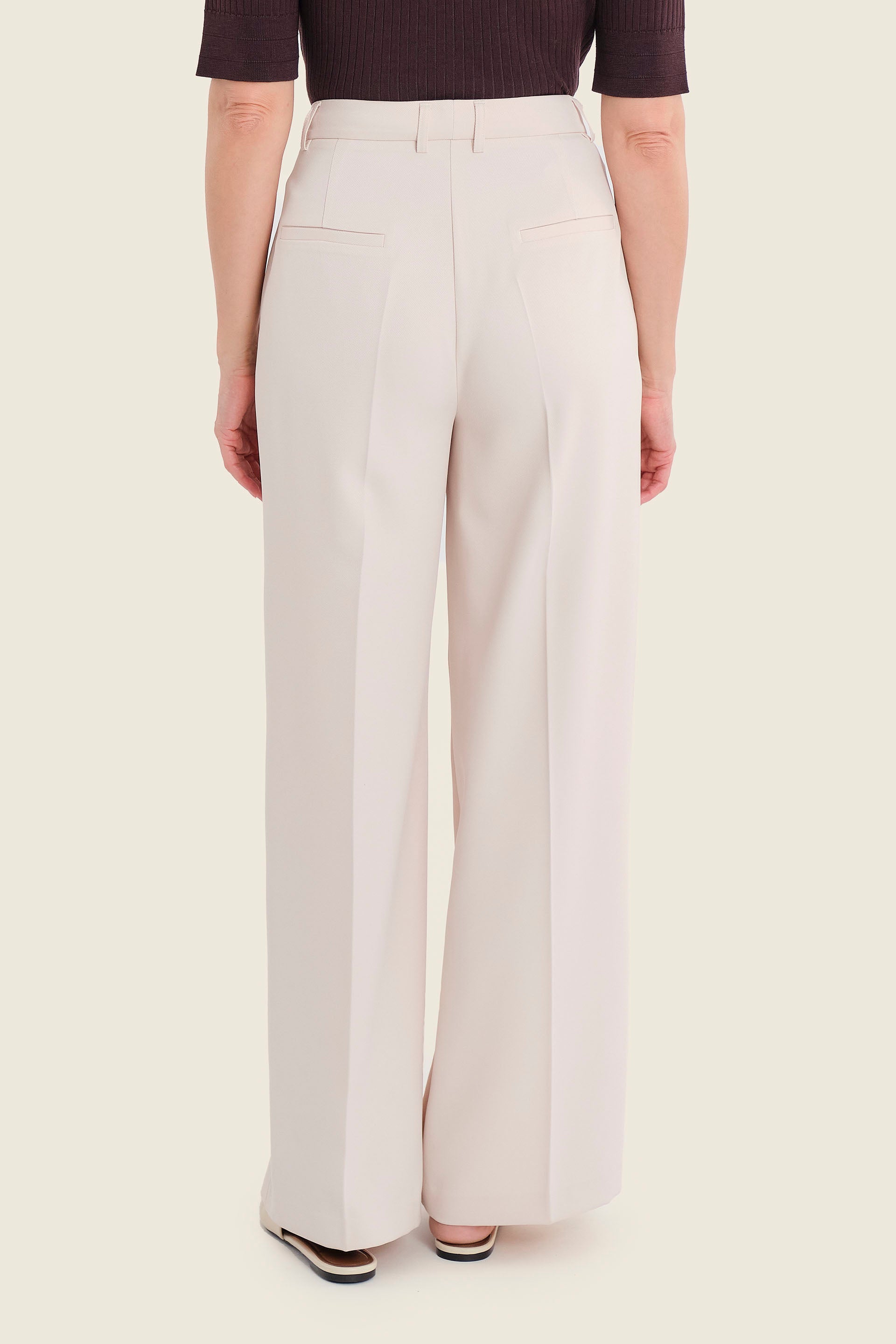 Weite Hose mit Bügelfalte und schrägen Taschen, Eichenbeige