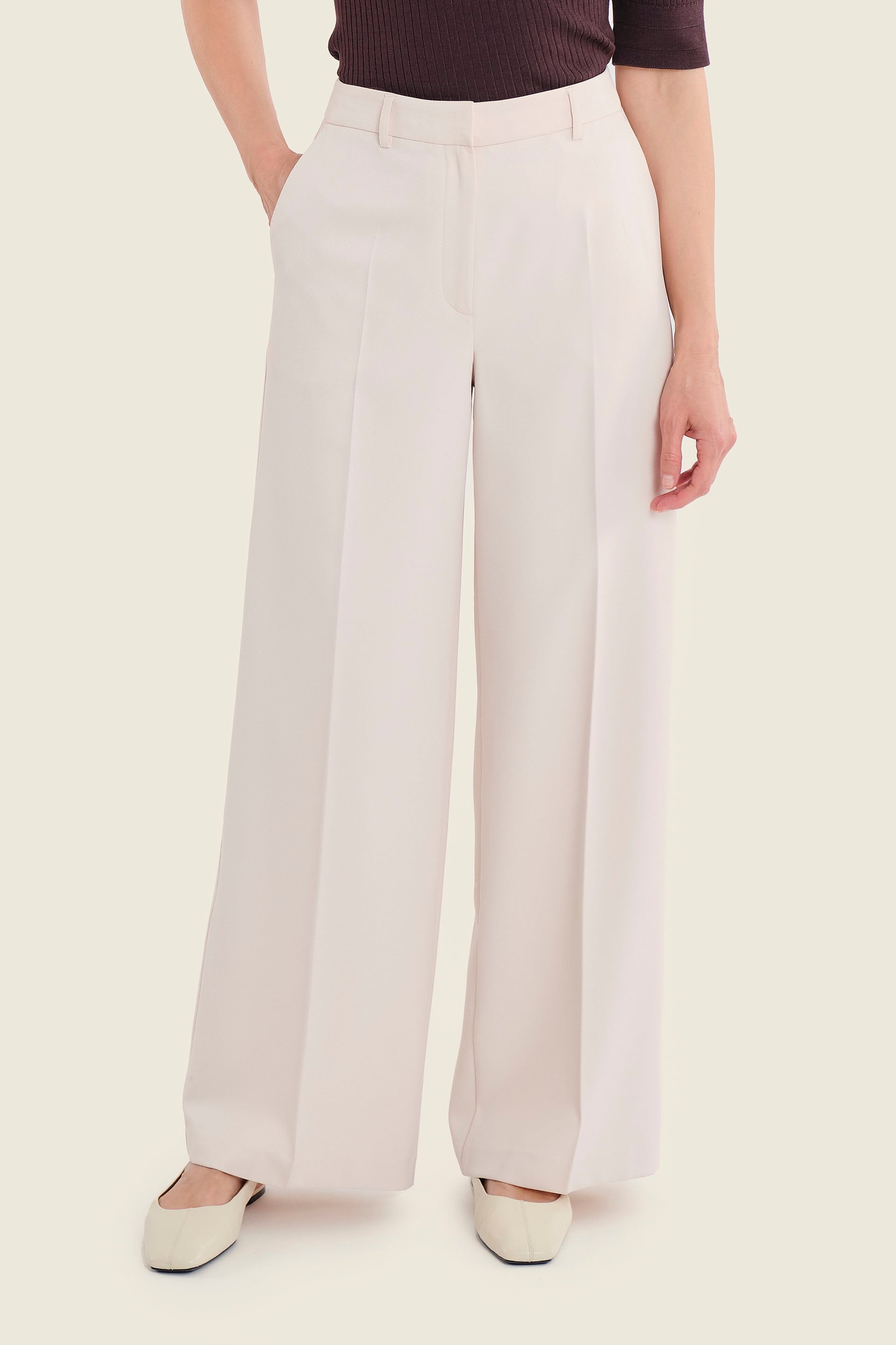 Weite Hose mit Bügelfalte und schrägen Taschen, Eichenbeige