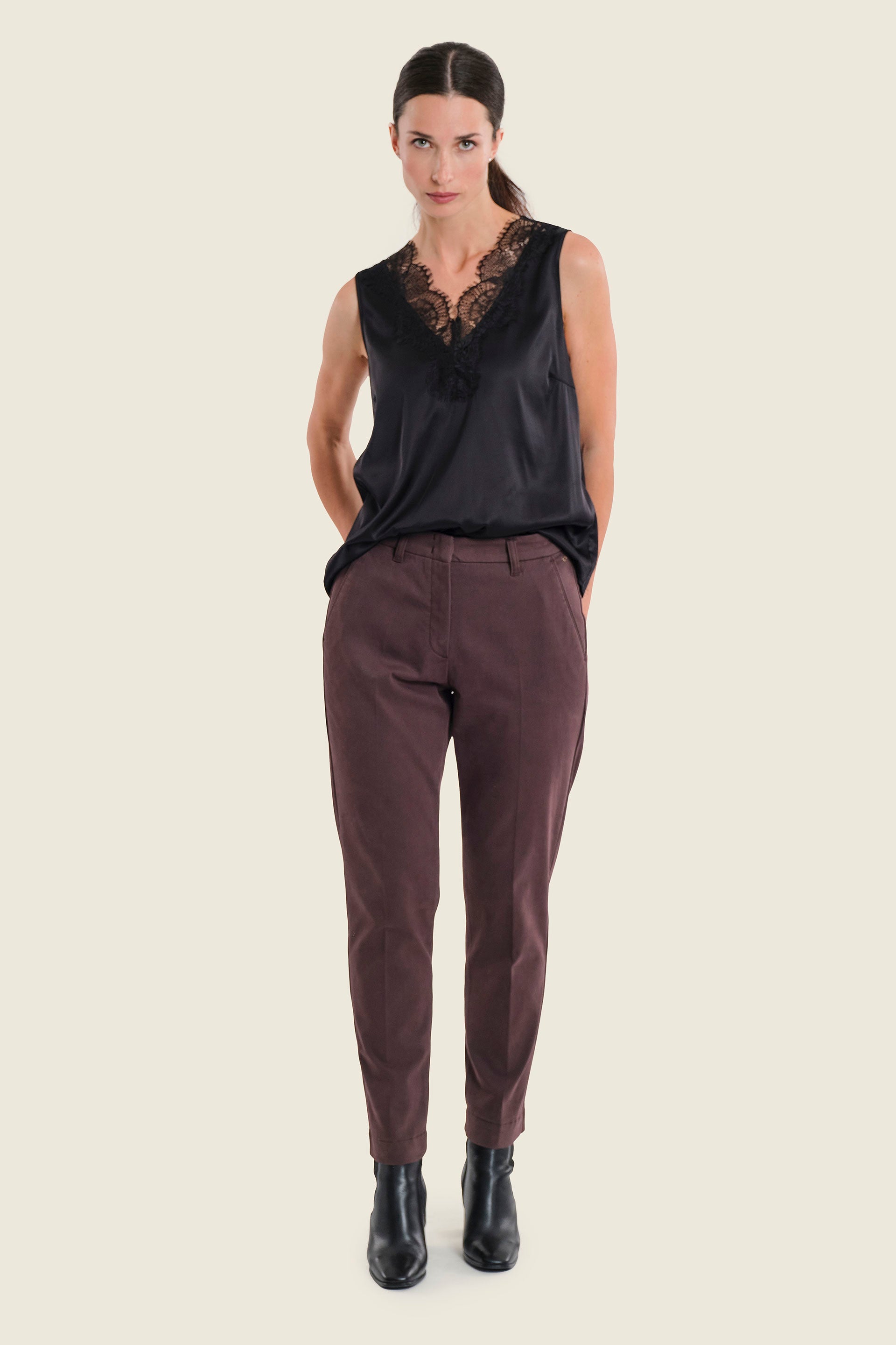 Chinohose aus Stretch-Baumwolle mit geradem Bein, Pflaumenbraun