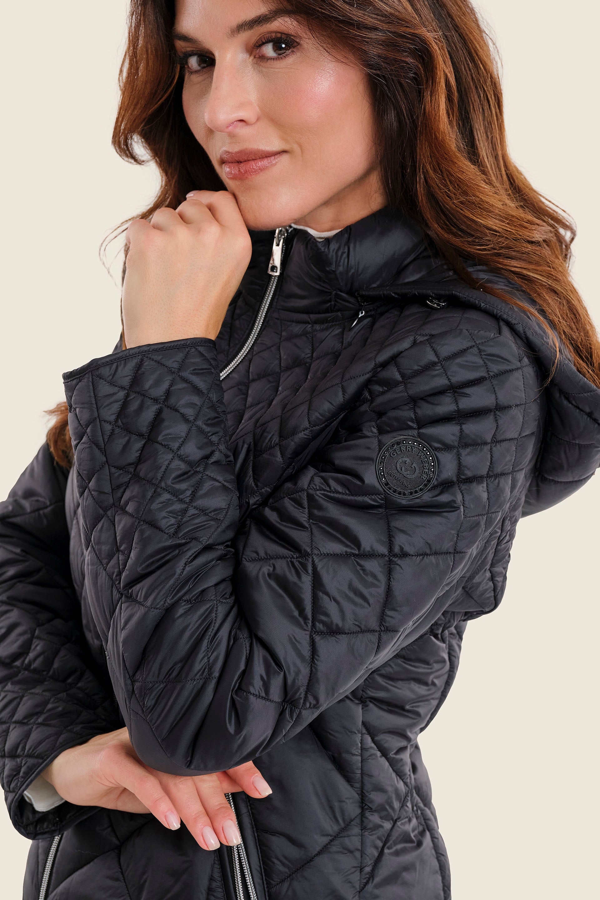 Steppjacke mit Kapuze und Rautensteppung, Schwarz