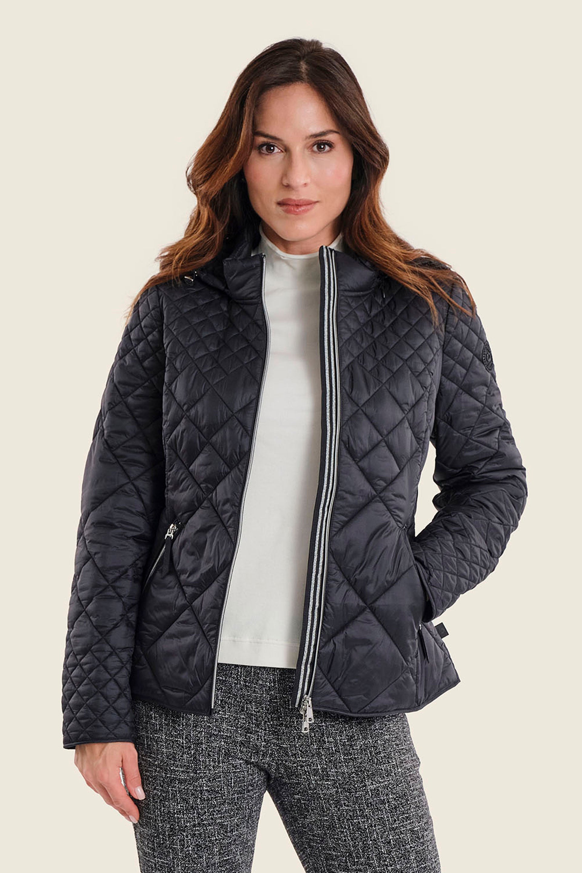 Steppjacke mit Kapuze und Rautensteppung, Schwarz