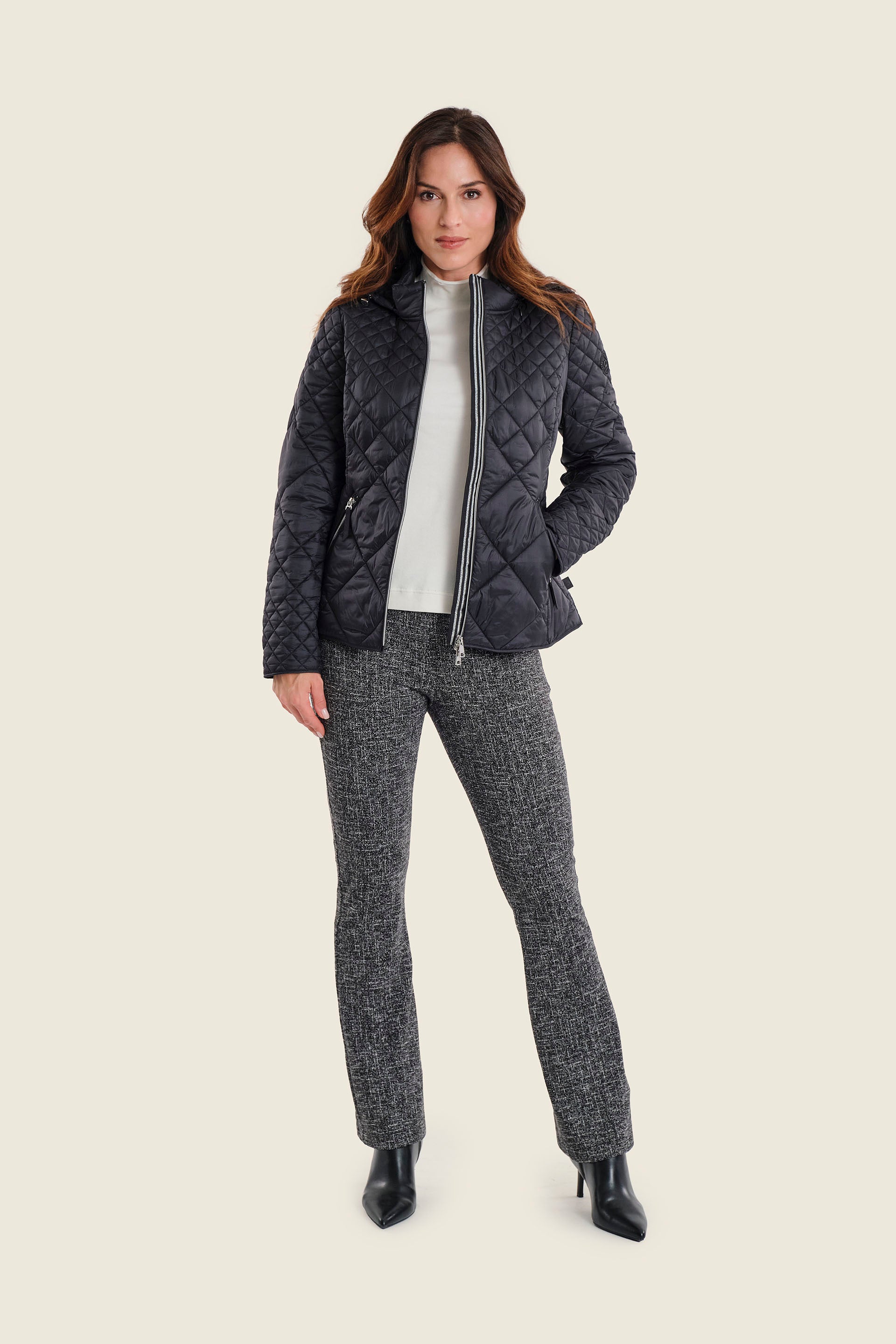 Steppjacke mit Kapuze und Rautensteppung, Schwarz