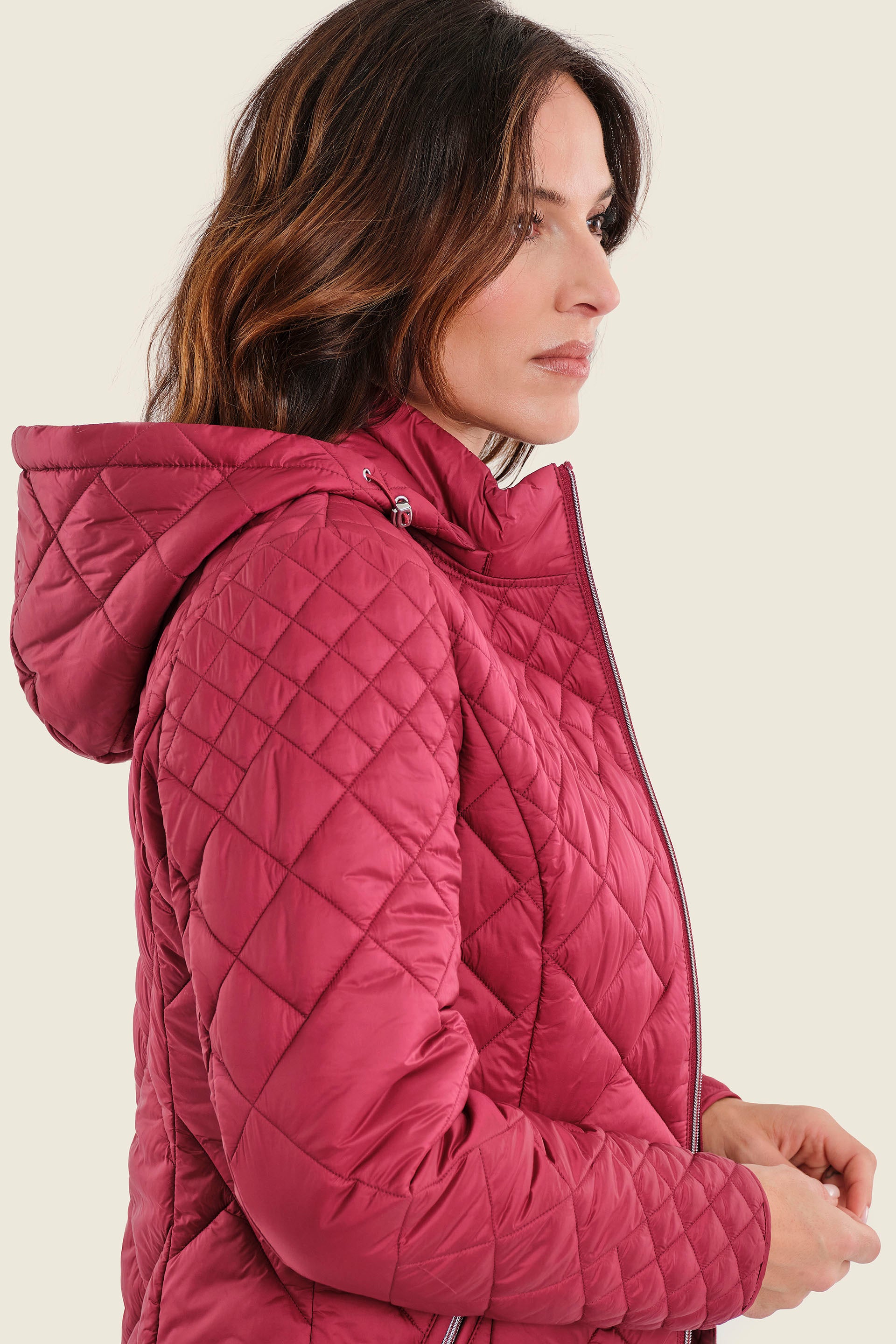 Steppjacke mit Kapuze und Rautensteppung, Rubinrot