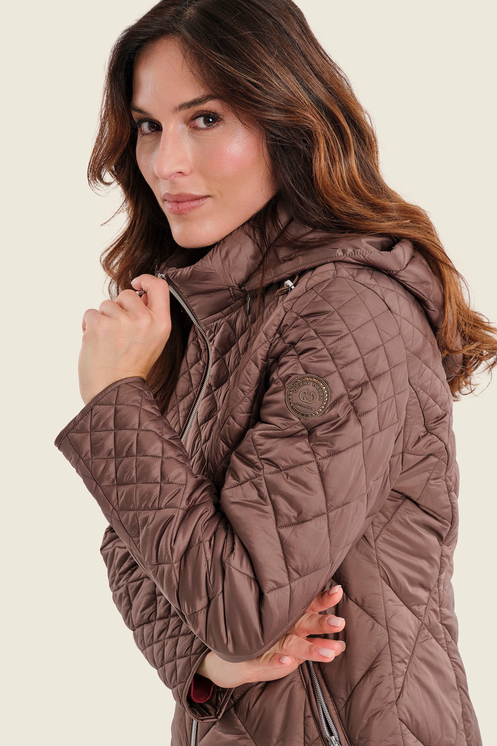 Steppjacke mit Kapuze und Rautensteppung, Mokkabraun