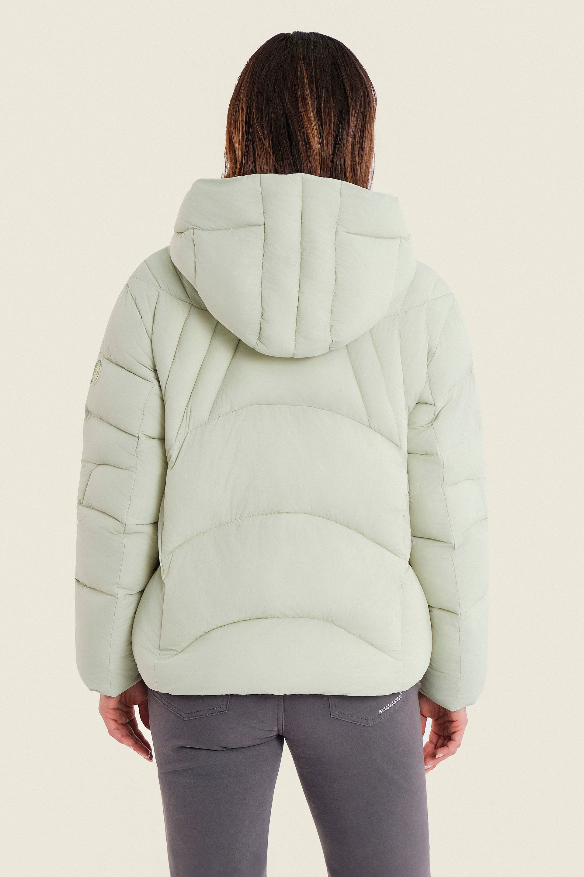 Kurze Steppjacke mit Kapuze und Chevronsteppung, Moosgrün