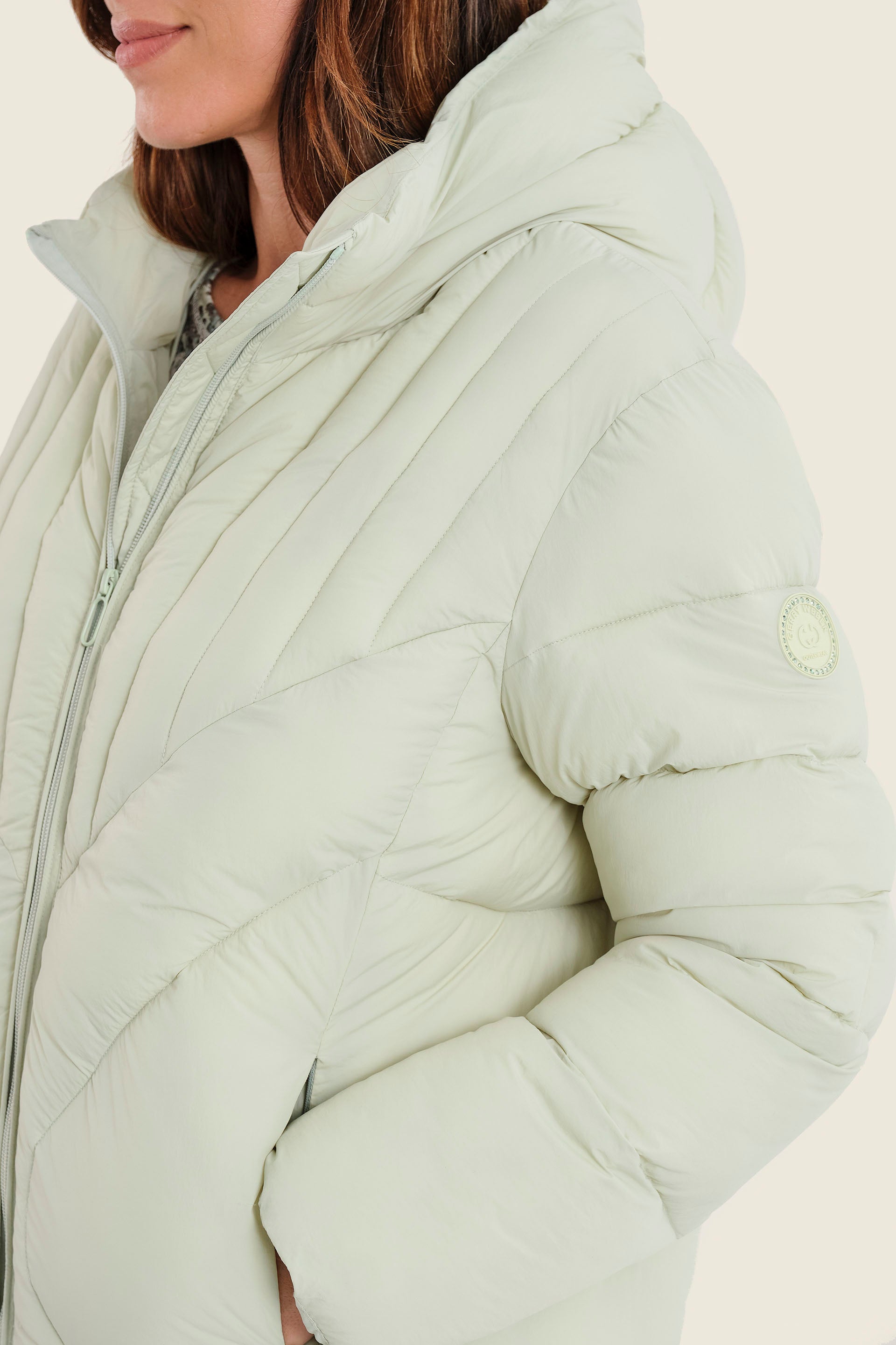 Kurze Steppjacke mit Kapuze und Chevronsteppung, Moosgrün