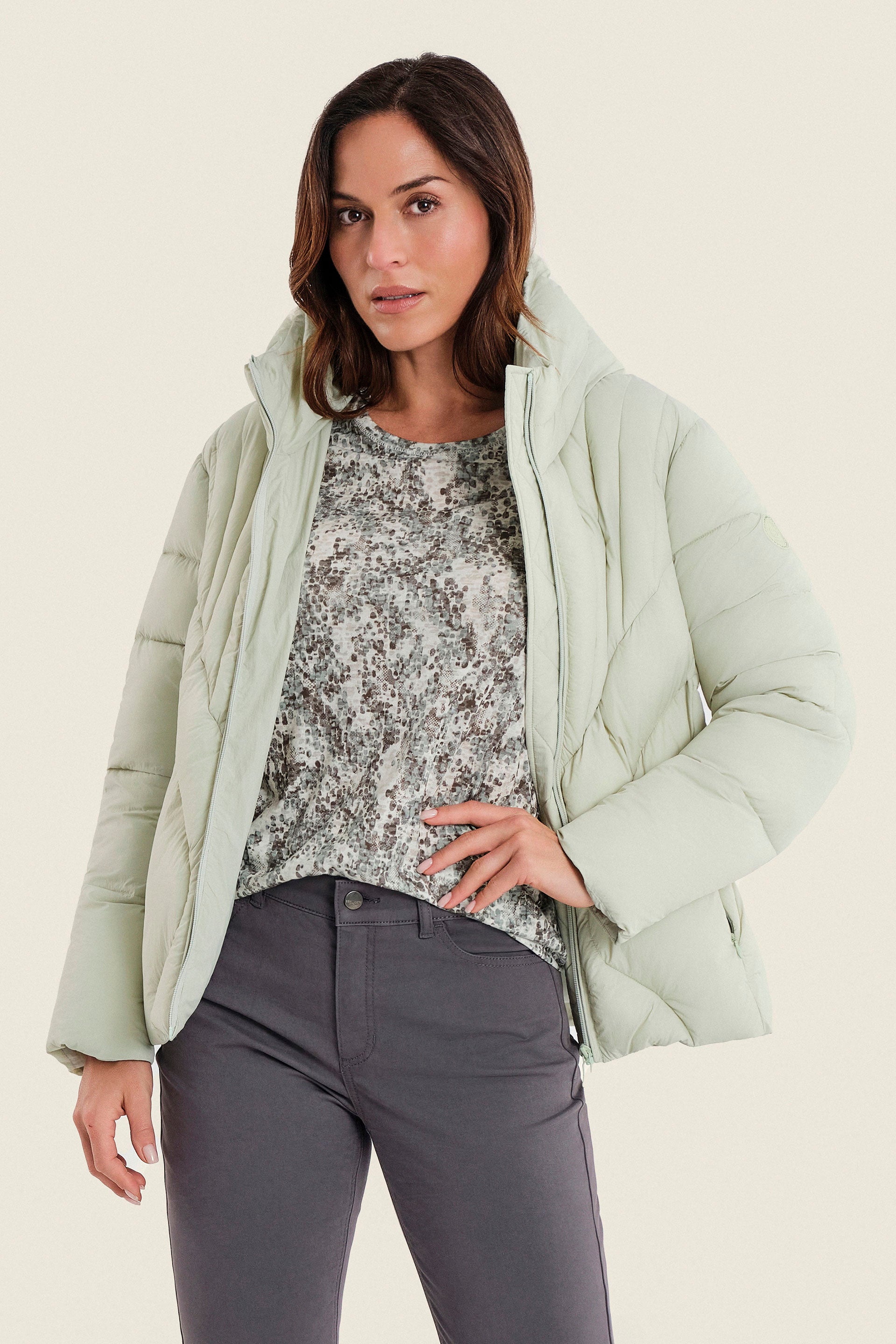 Kurze Steppjacke mit Kapuze und Chevronsteppung, Moosgrün