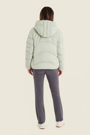 Kurze Steppjacke mit Kapuze und Chevronsteppung, Moosgrün
