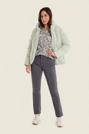 Kurze Steppjacke mit Kapuze und Chevronsteppung, Moosgrün