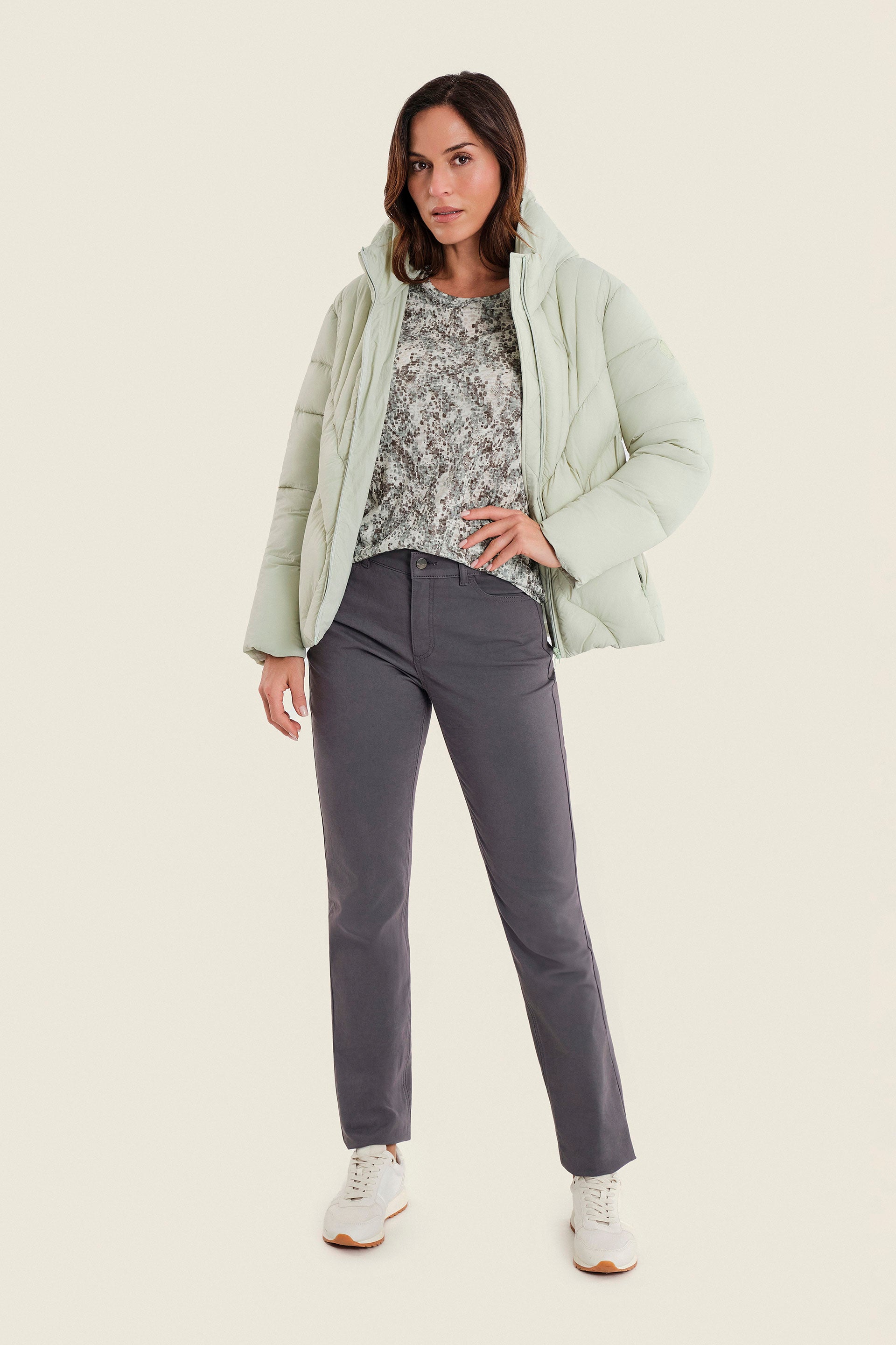 Kurze Steppjacke mit Kapuze und Chevronsteppung, Moosgrün