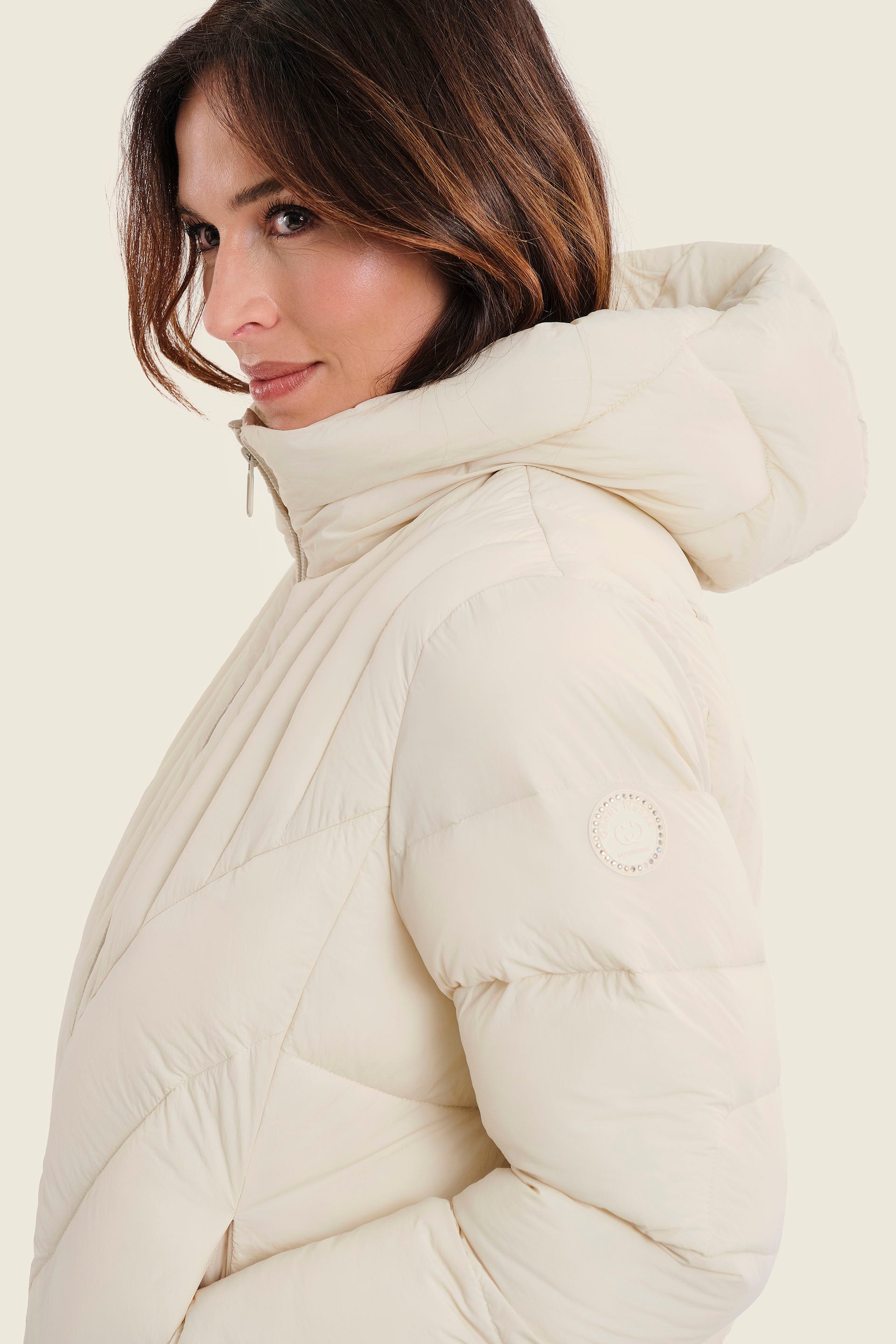 Kurze Steppjacke mit Kapuze und Chevronsteppung, Eichenbeige