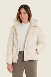 Kurze Steppjacke mit Kapuze und Chevronsteppung, Eichenbeige
