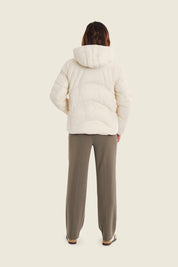 Kurze Steppjacke mit Kapuze und Chevronsteppung, Eichenbeige