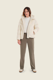 Kurze Steppjacke mit Kapuze und Chevronsteppung, Eichenbeige