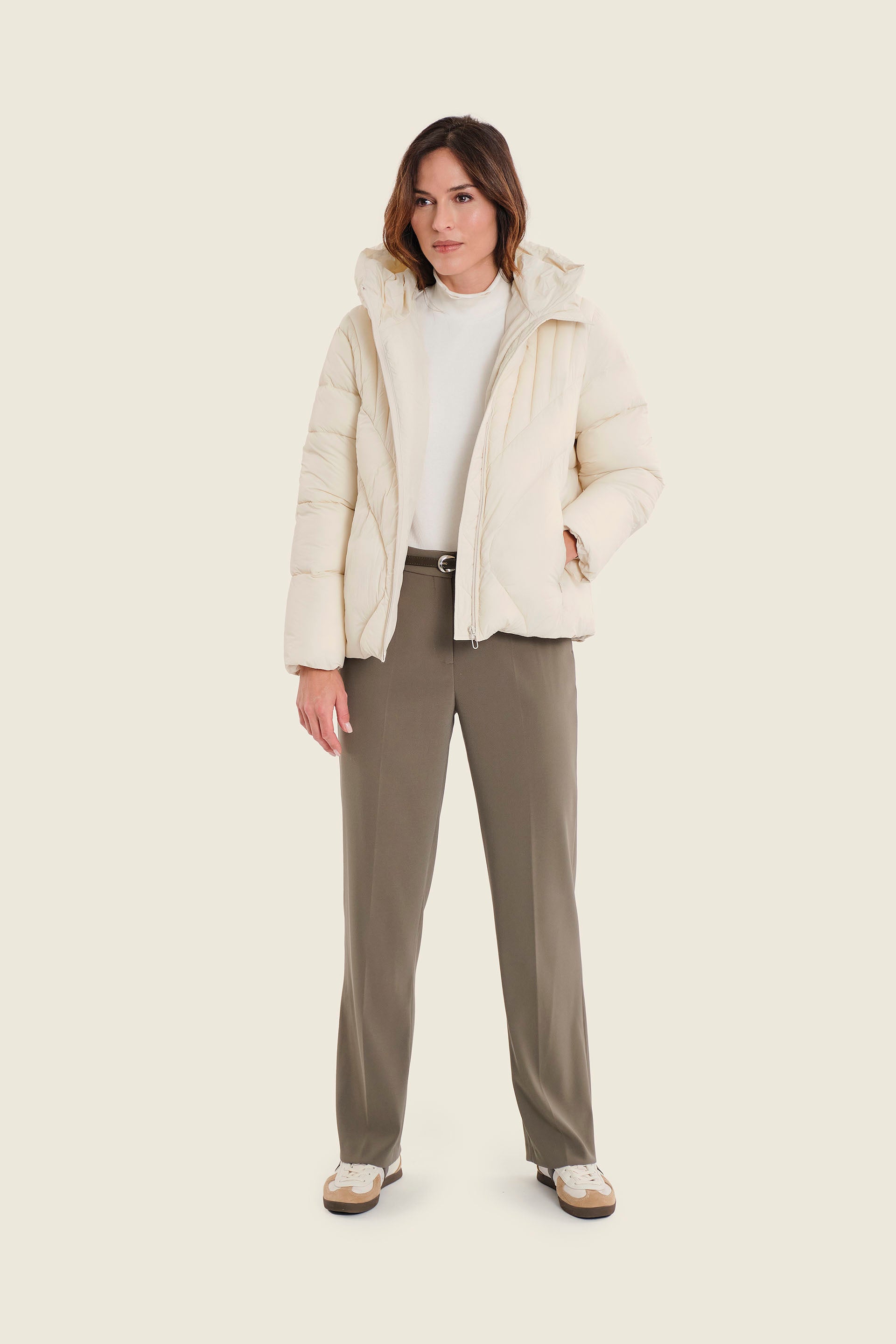 Kurze Steppjacke mit Kapuze und Chevronsteppung, Eichenbeige