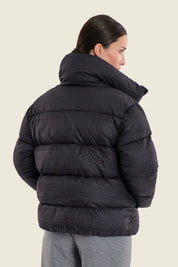 Kurze Steppjacke mit Stehkragen und Volumenärmeln, Schwarz