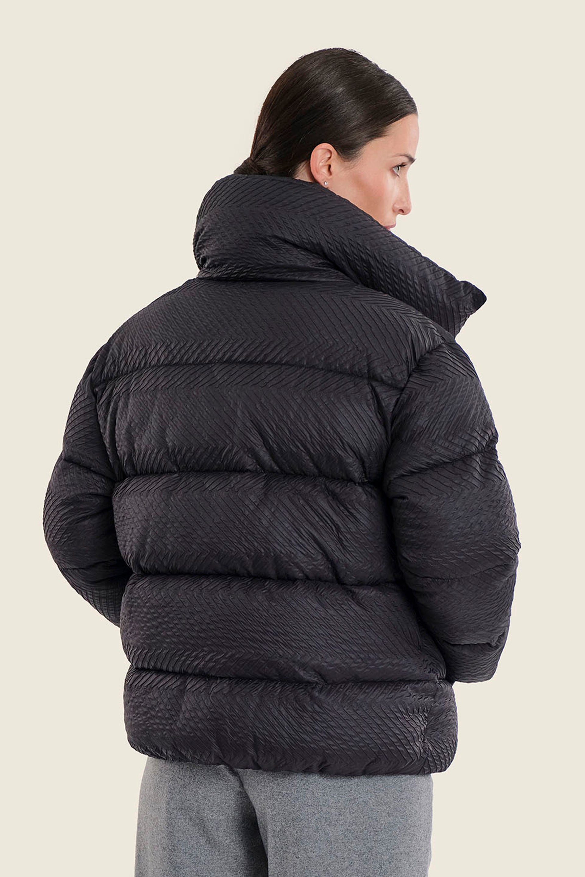 Kurze Steppjacke mit Stehkragen und Volumenärmeln, Schwarz