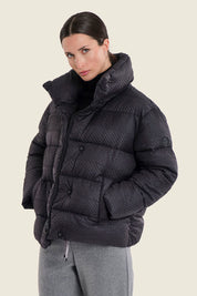 Kurze Steppjacke mit Stehkragen und Volumenärmeln, Schwarz
