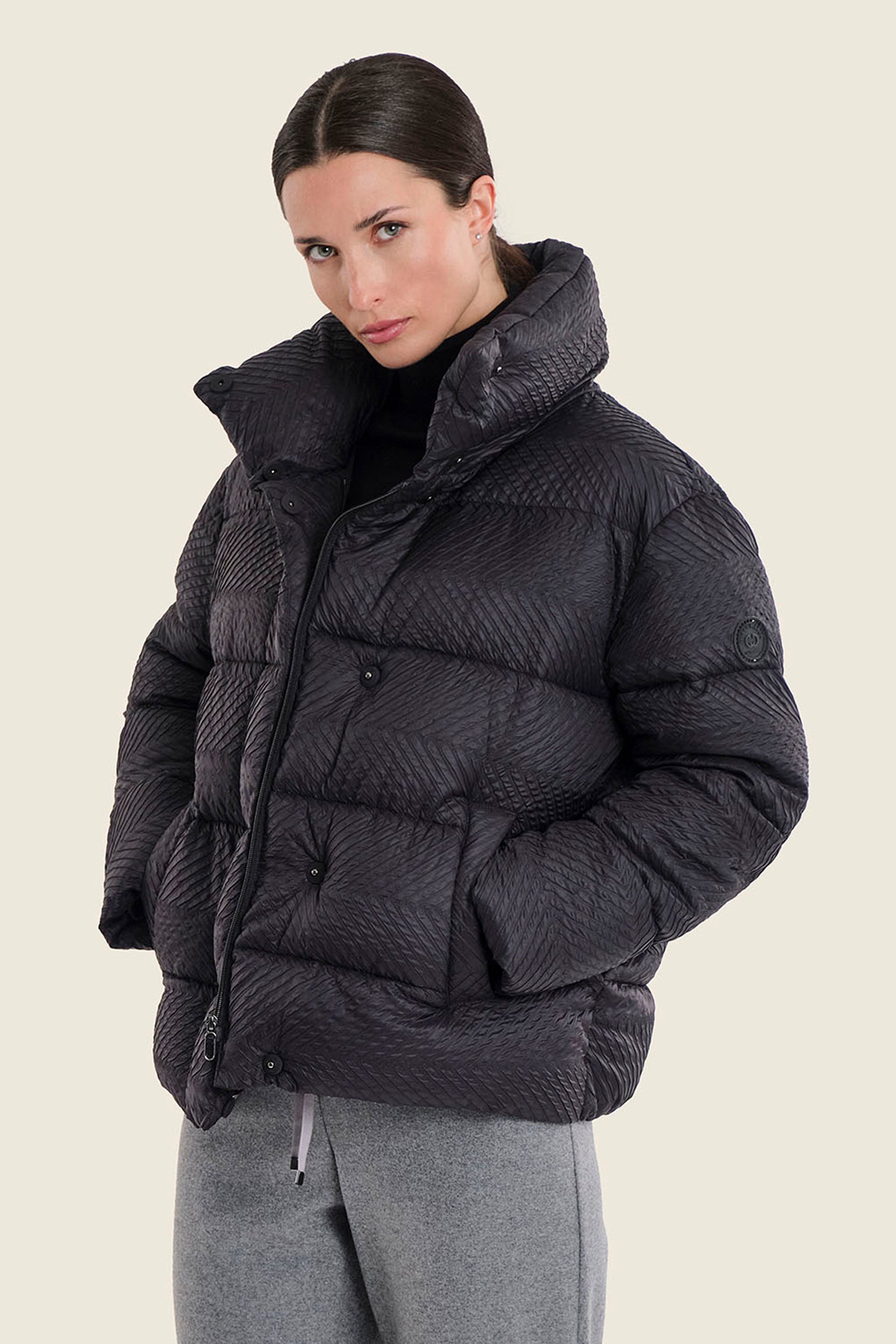 Kurze Steppjacke mit Stehkragen und Volumenärmeln, Schwarz