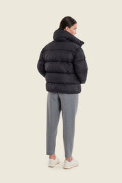 Kurze Steppjacke mit Stehkragen und Volumenärmeln, Schwarz