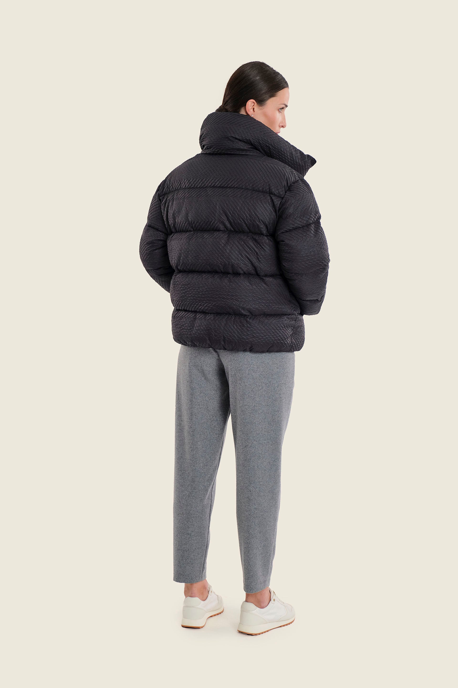 Kurze Steppjacke mit Stehkragen und Volumenärmeln, Schwarz