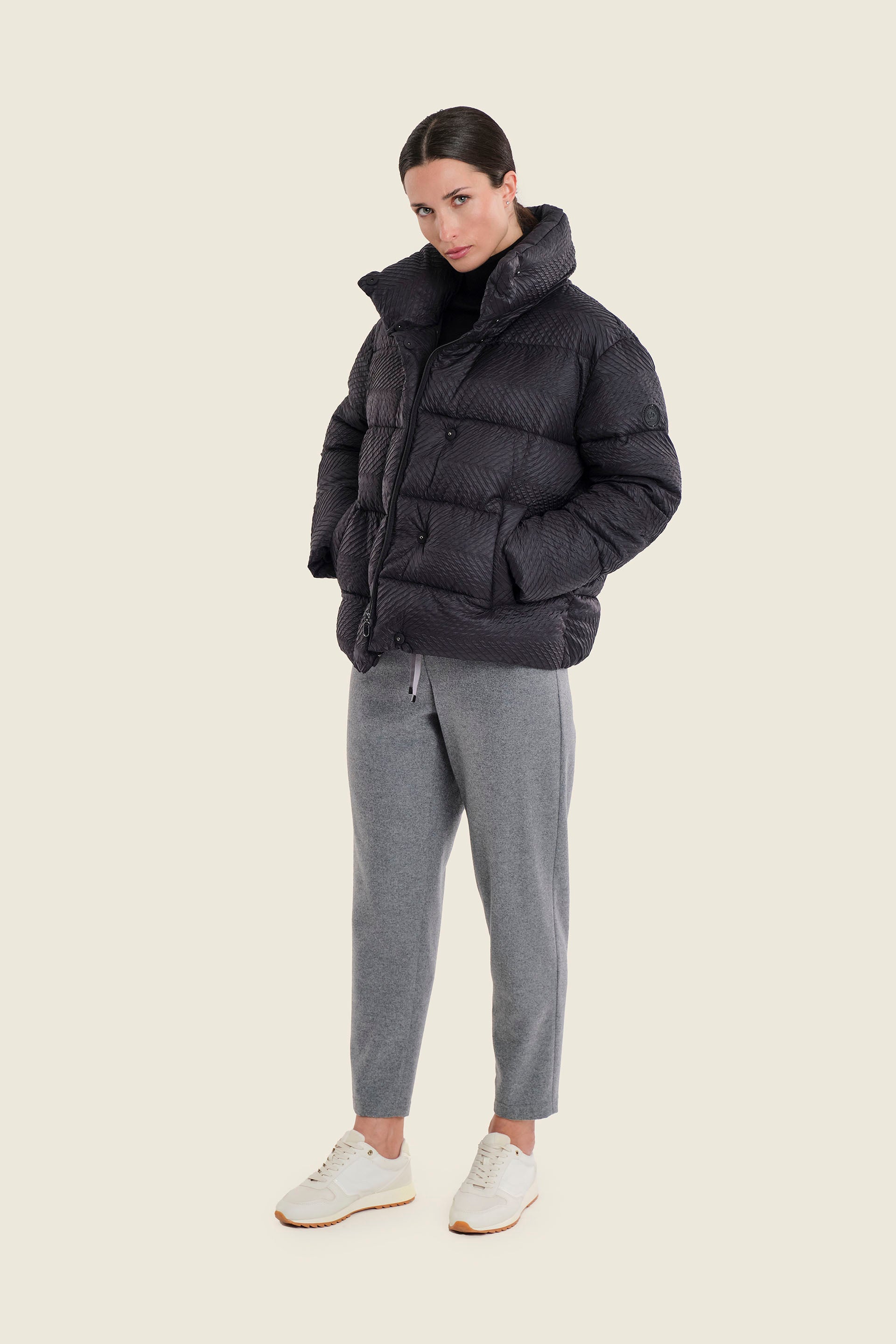 Kurze Steppjacke mit Stehkragen und Volumenärmeln, Schwarz