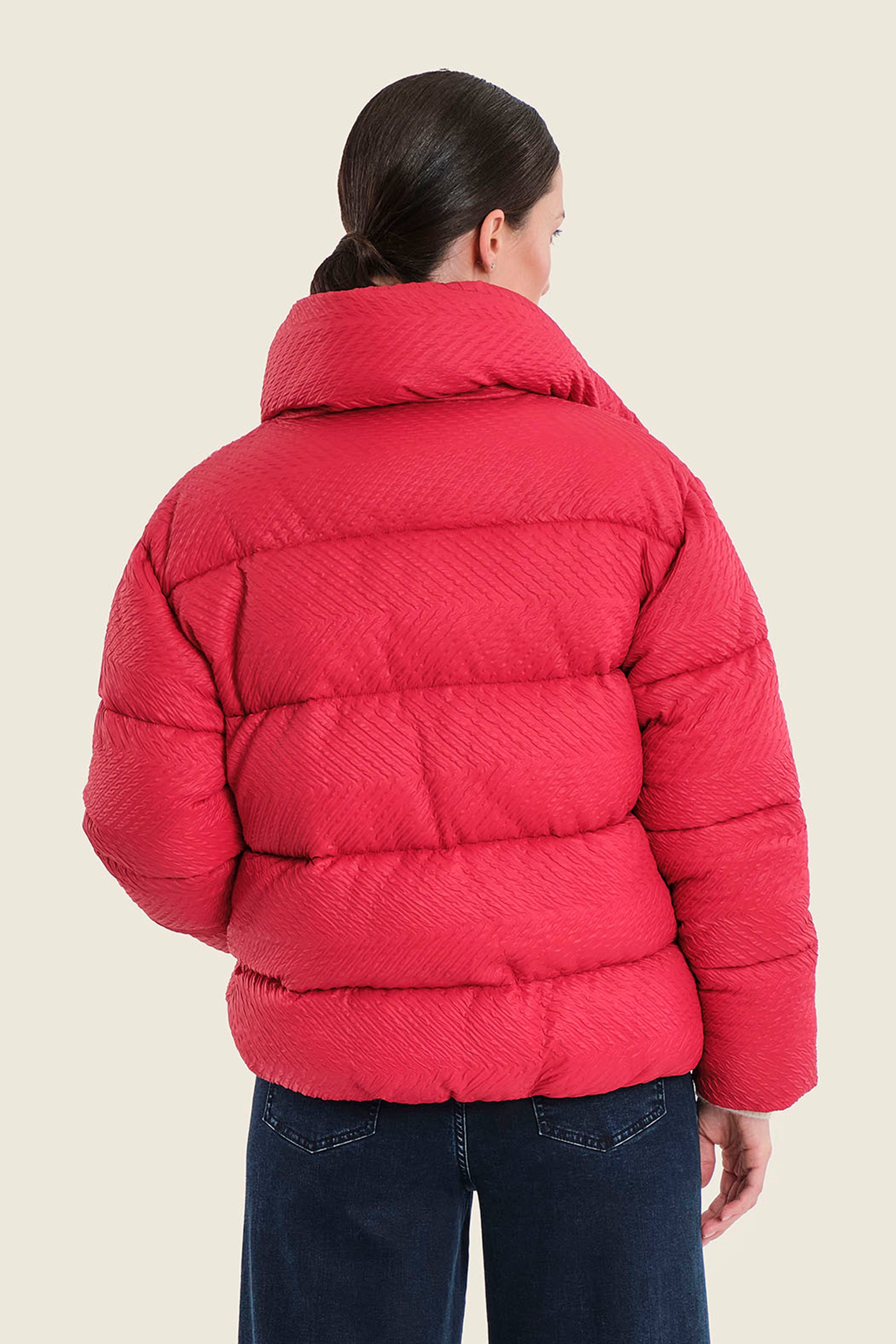 Kurze Steppjacke mit Stehkragen und Volumenärmeln, Kirschrot