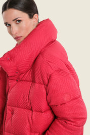 Kurze Steppjacke mit Stehkragen und Volumenärmeln, Kirschrot