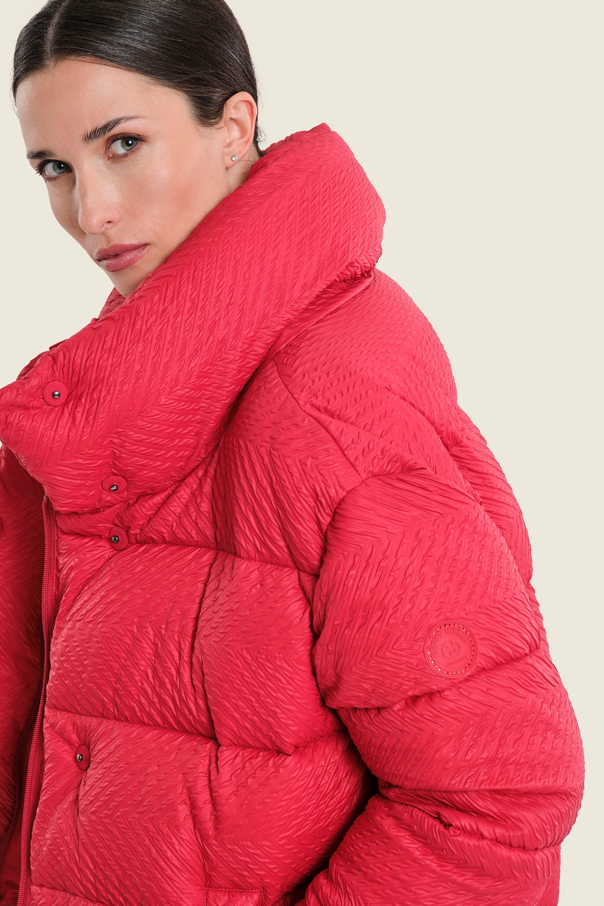 Kurze Steppjacke mit Stehkragen und Volumenärmeln, Kirschrot