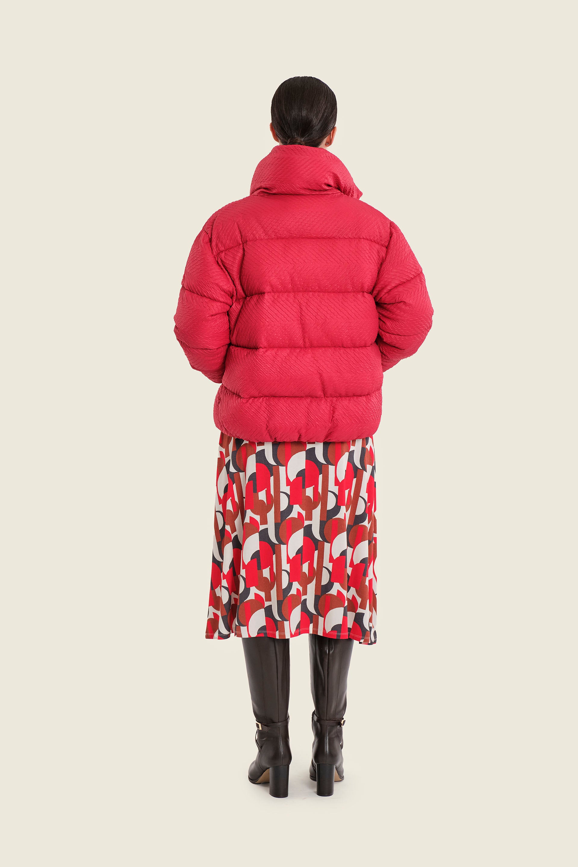 Kurze Steppjacke mit Stehkragen und Volumenärmeln, Kirschrot