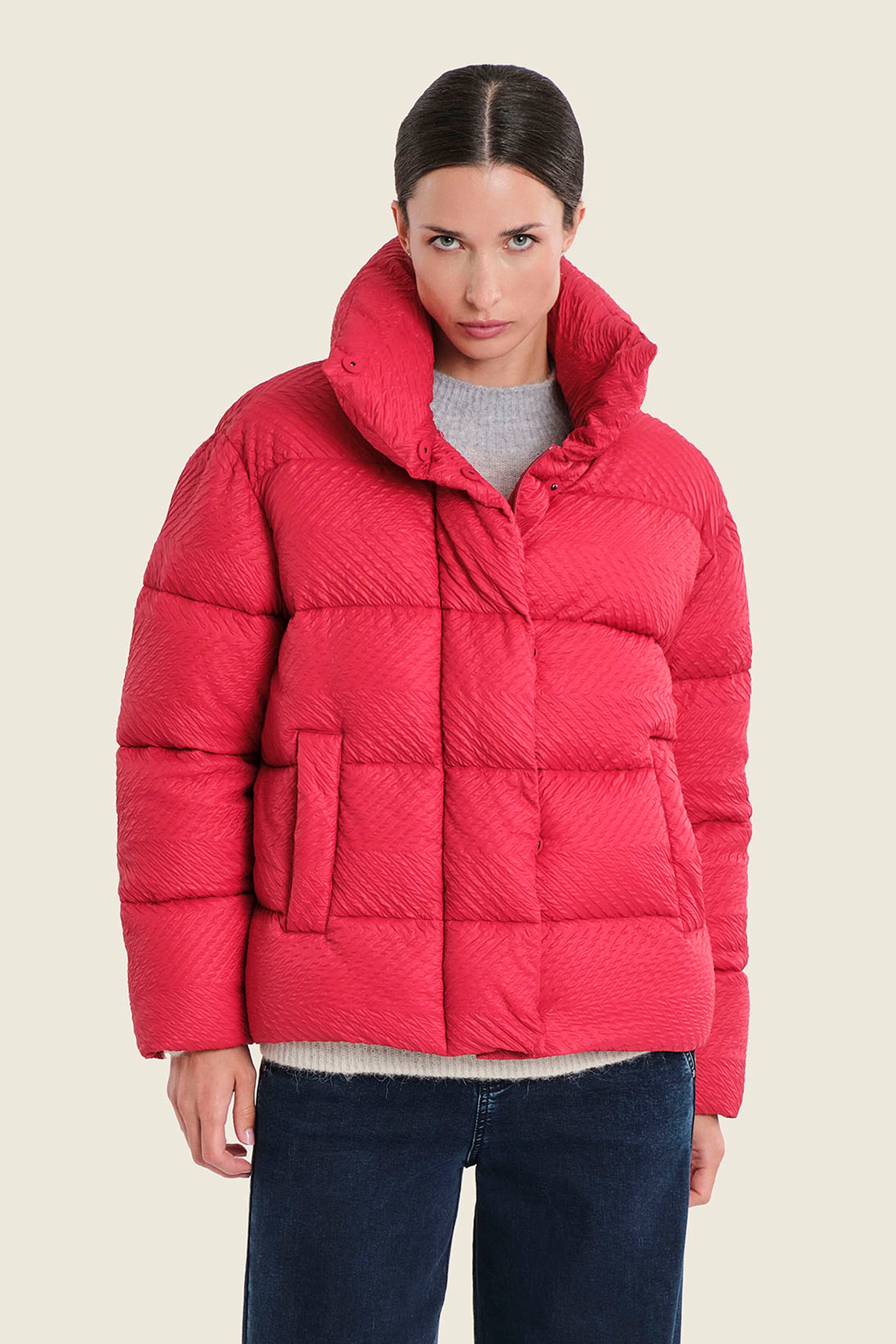 Kurze Steppjacke mit Stehkragen und Volumenärmeln, Kirschrot