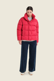 Kurze Steppjacke mit Stehkragen und Volumenärmeln, Kirschrot
