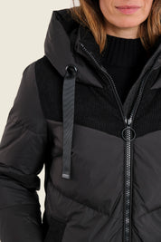 Steppparka im Materialmix mit Kapuze, Schwarz