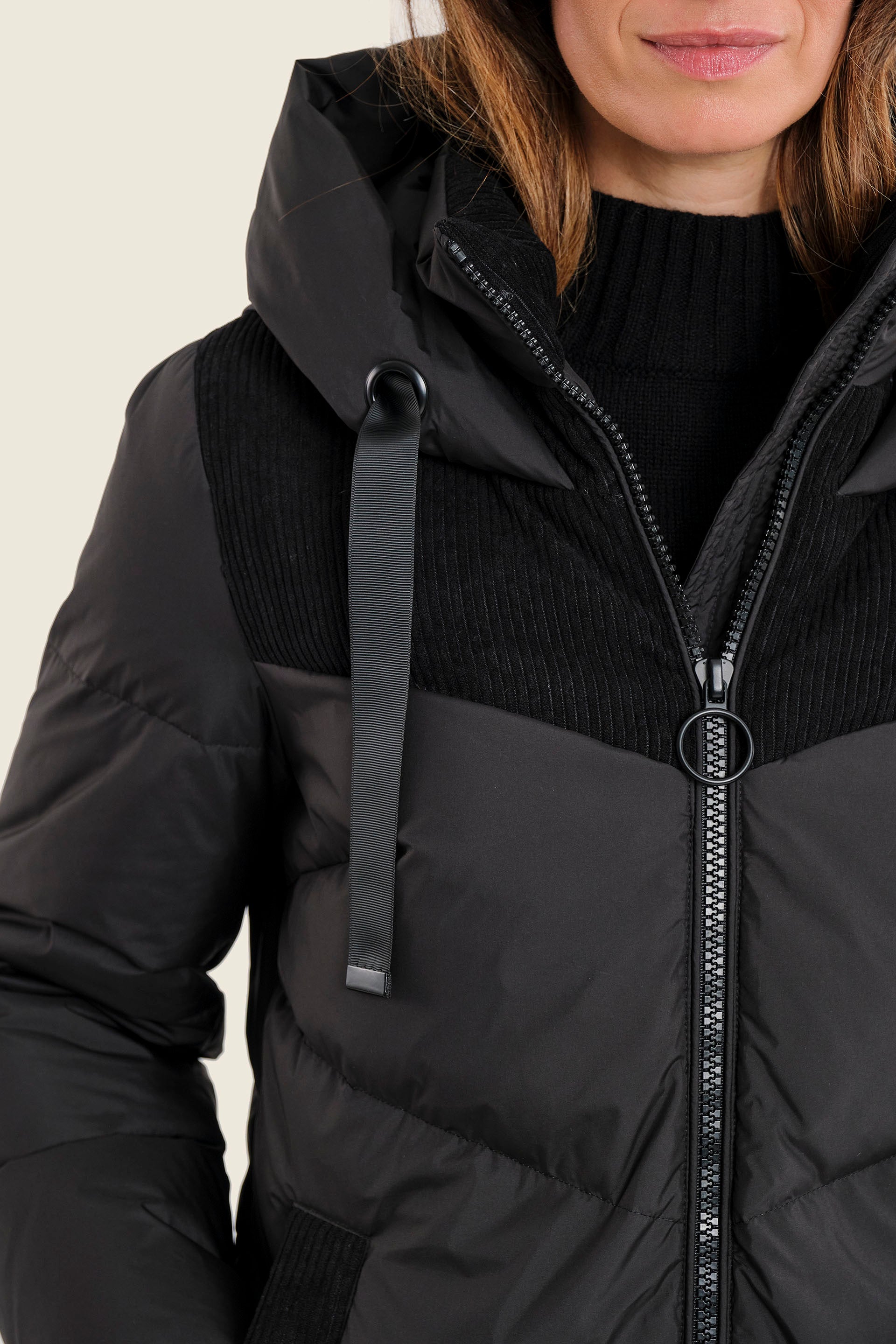 Steppparka im Materialmix mit Kapuze, Schwarz
