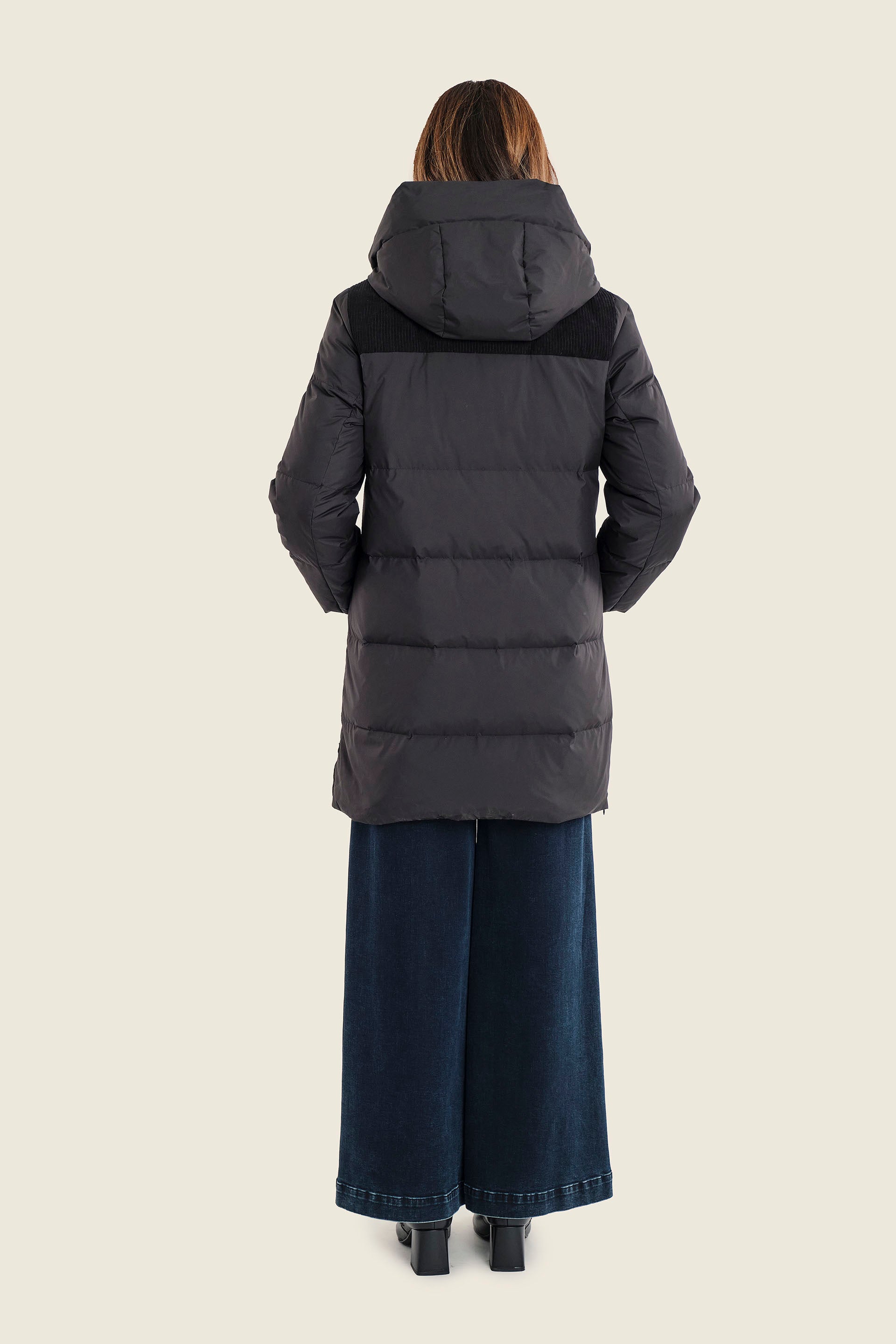 Steppparka im Materialmix mit Kapuze, Schwarz