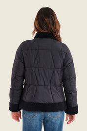 Kurze Steppjacke mit Plüschbesatz, Schwarz