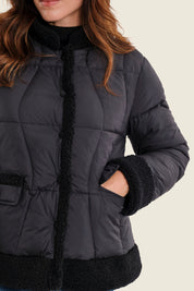 Kurze Steppjacke mit Plüschbesatz, Schwarz