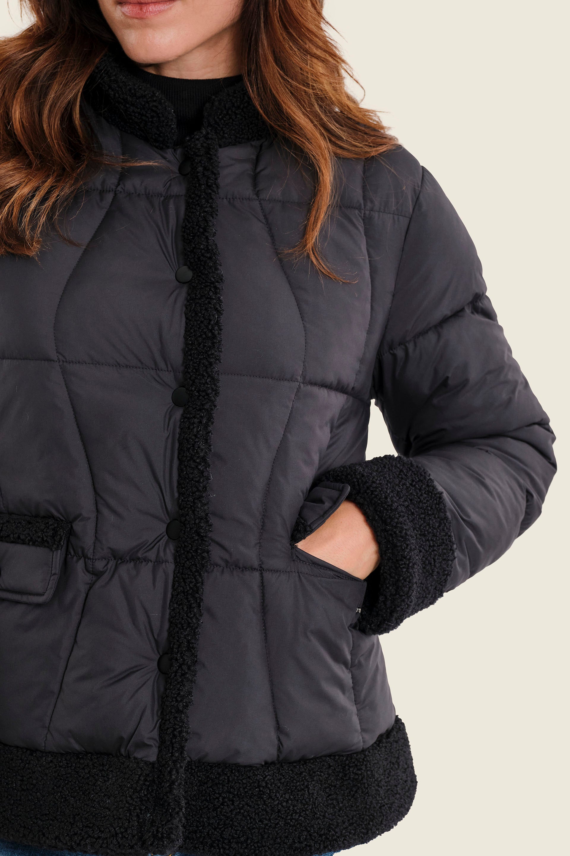 Kurze Steppjacke mit Plüschbesatz, Schwarz