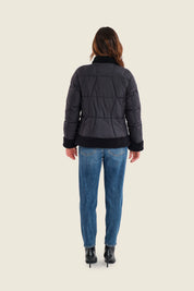 Kurze Steppjacke mit Plüschbesatz, Schwarz